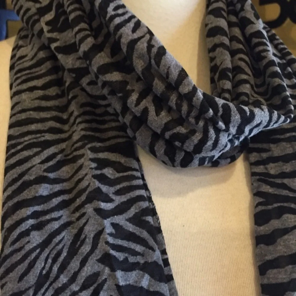 ANIMAL PRINT BLACK‎ GRAY T-SHIRT SCARF